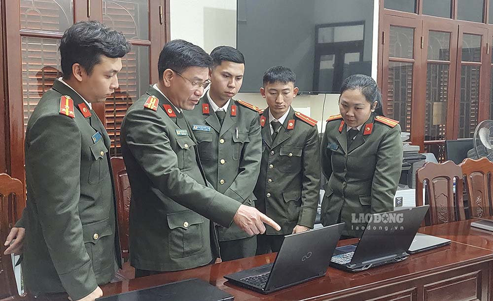 Thượng tá Nguyễn Trọng Triệu - Phó trưởng Phòng PA05 (thứ 2, bên trái) phân công nhiệm vụ cho cán bộ, chiến sĩ. Ảnh: Văn Thành Chương