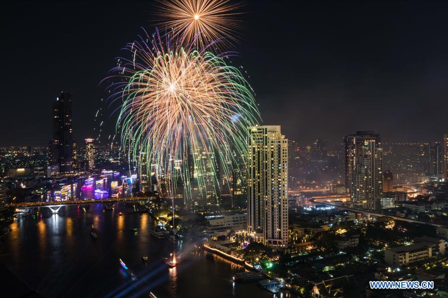 Pháo hoa đón năm mới ở Bangkok. Ảnh: Xinhua