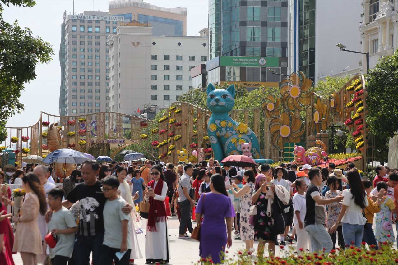 Người dân vui chơi tại đường hoa Nguyễn Huệ Tết 2023. Ảnh: Anh Tú - Nguyễn Ly