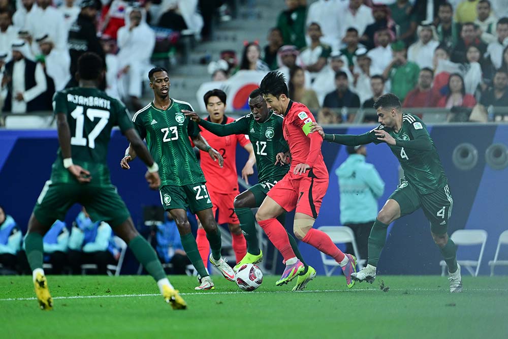Đội trưởng Son Heung-min của Hàn Quốc liên tục bị hậu vệ Saudi Arabia vay ráp. Ảnh: AFC