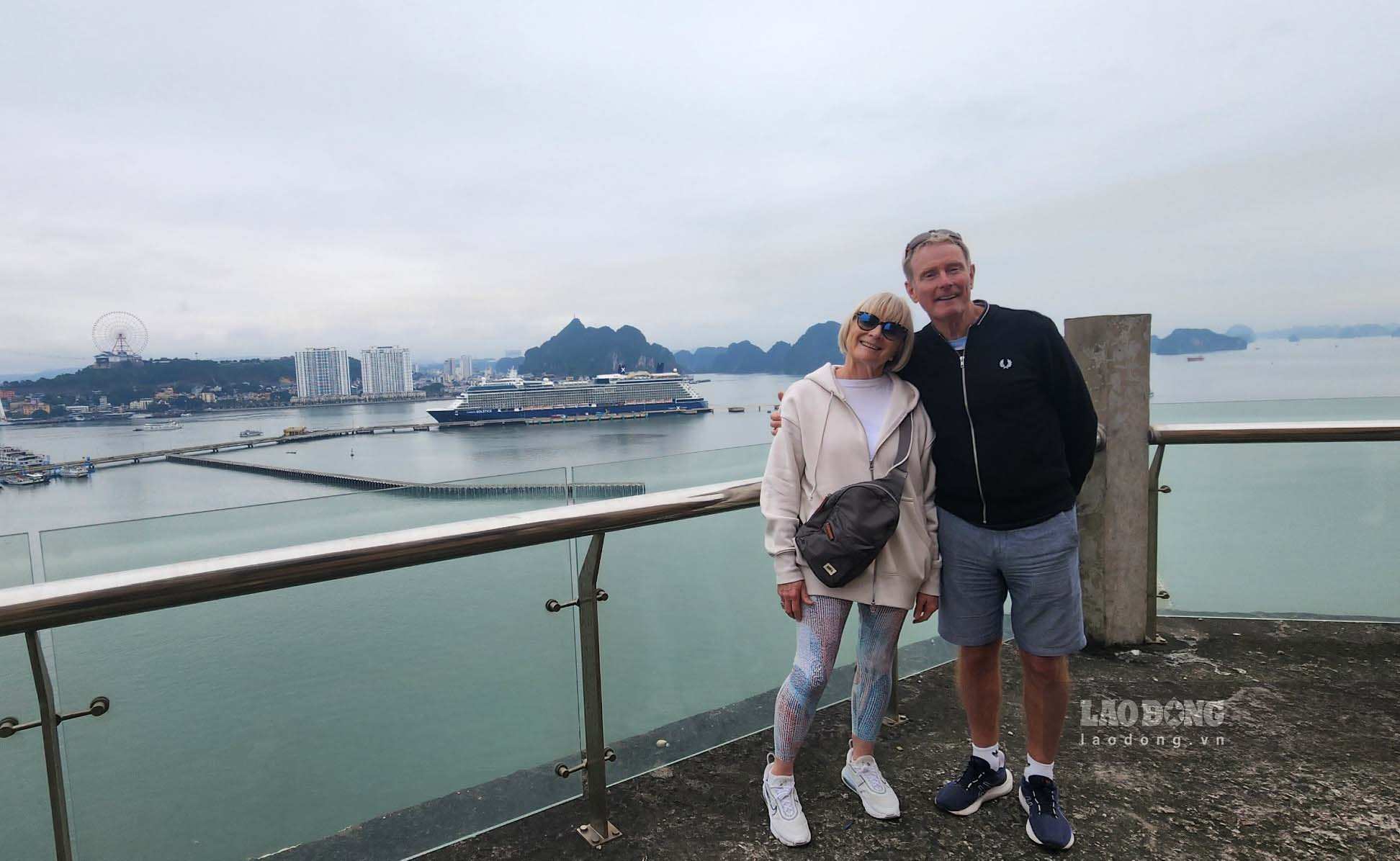 Hai vợ chồng du khách Tây trên chiếc tàu du lịch biển vừa cập vịnh Hạ Long lên đỉnh ngọn hải đăng chụp ảnh. Ảnh: Nguyễn Hùng