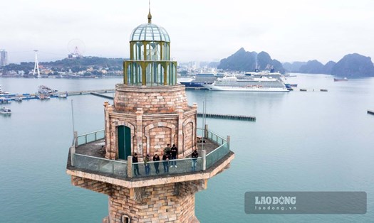 Trên đỉnh ngọn hải đăng bên bờ vịnh Hạ Long. Ảnh: Nguyễn Hùng