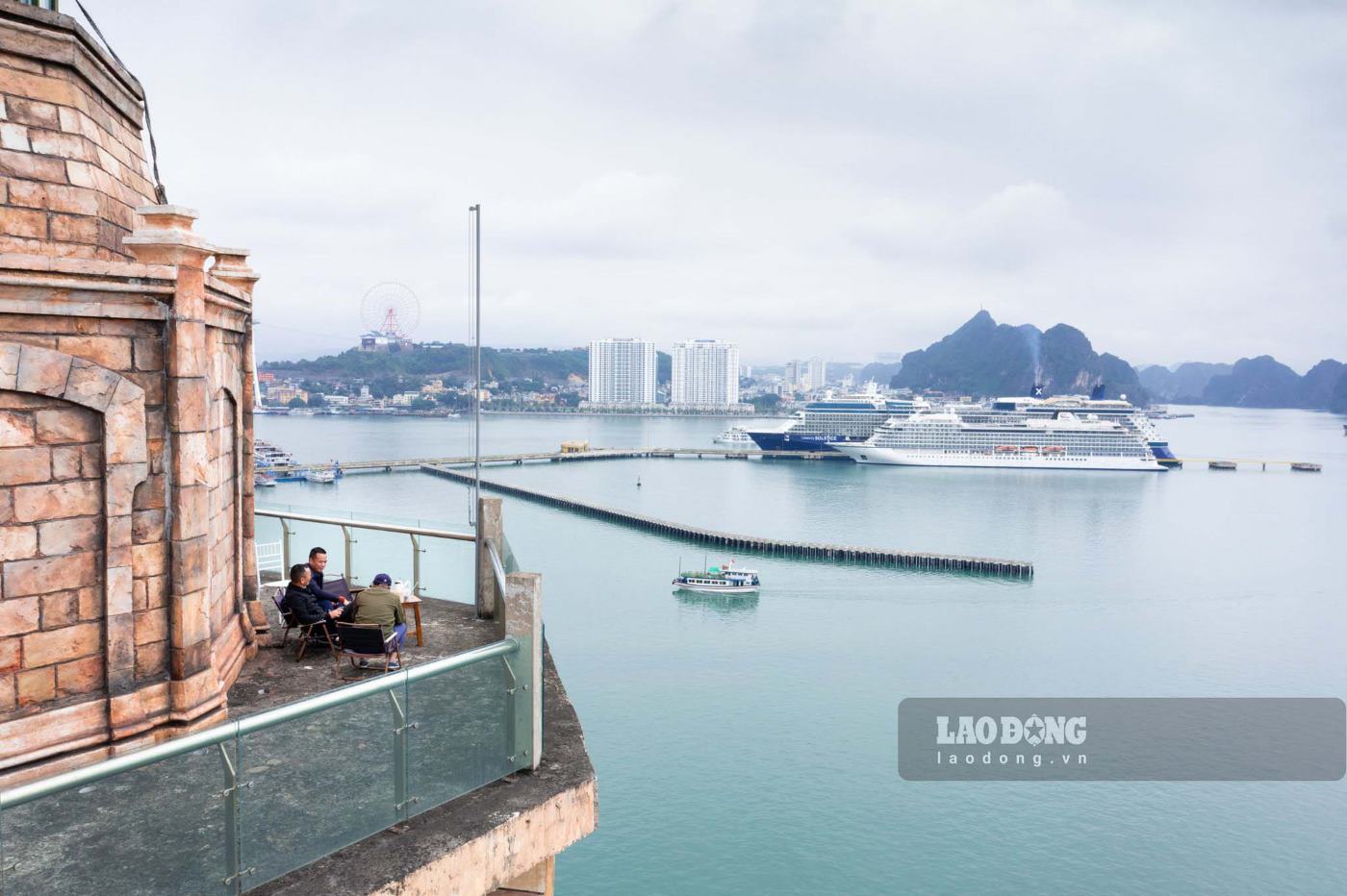 Nhâm nhi cà phê, ngắm vịnh Hạ Long, chụp ảnh “check-in” trên đỉnh ngọn hải đăng. Ảnh: Nguyễn Hùng