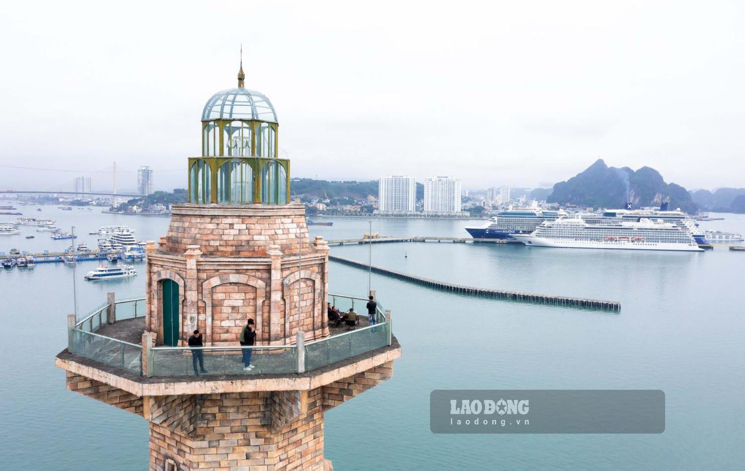 Ngắm hoàng hôn từ trên đỉnh ngọn hải đăng có thân cao nhất Việt Nam cũng sẽ là một trải nghiệm đặc biệt. Ảnh: Nguyễn Hùng