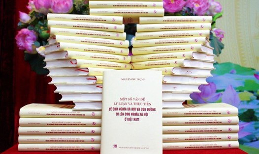 Cuốn sách “Một số vấn đề lý luận và thực tiễn về chủ nghĩa xã hội và con đường đi lên chủ nghĩa xã hội ở Việt Nam” của Tổng Bí thư Nguyễn Phú Trọng. Ảnh: T.Vương