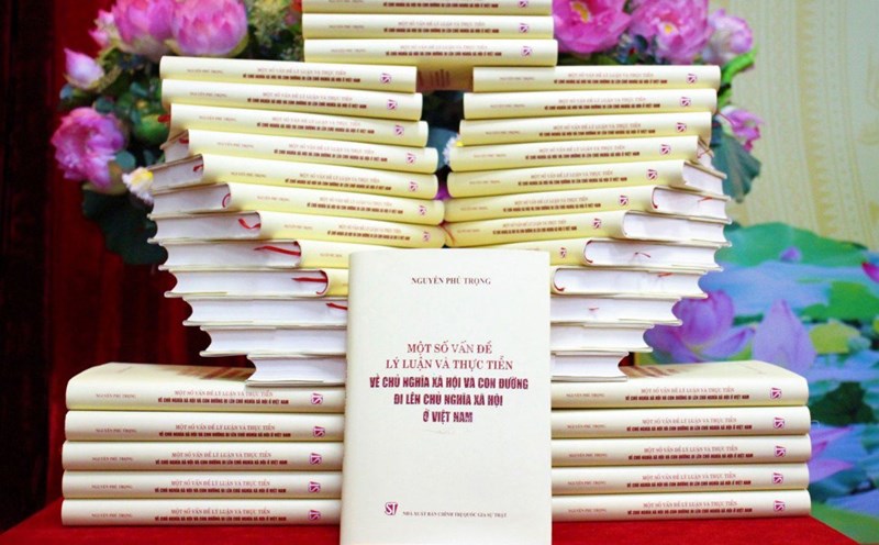Cuốn sách “Một số vấn đề lý luận và thực tiễn về chủ nghĩa xã hội và con đường đi lên chủ nghĩa xã hội ở Việt Nam” của Tổng Bí thư Nguyễn Phú Trọng. Ảnh: T.Vương