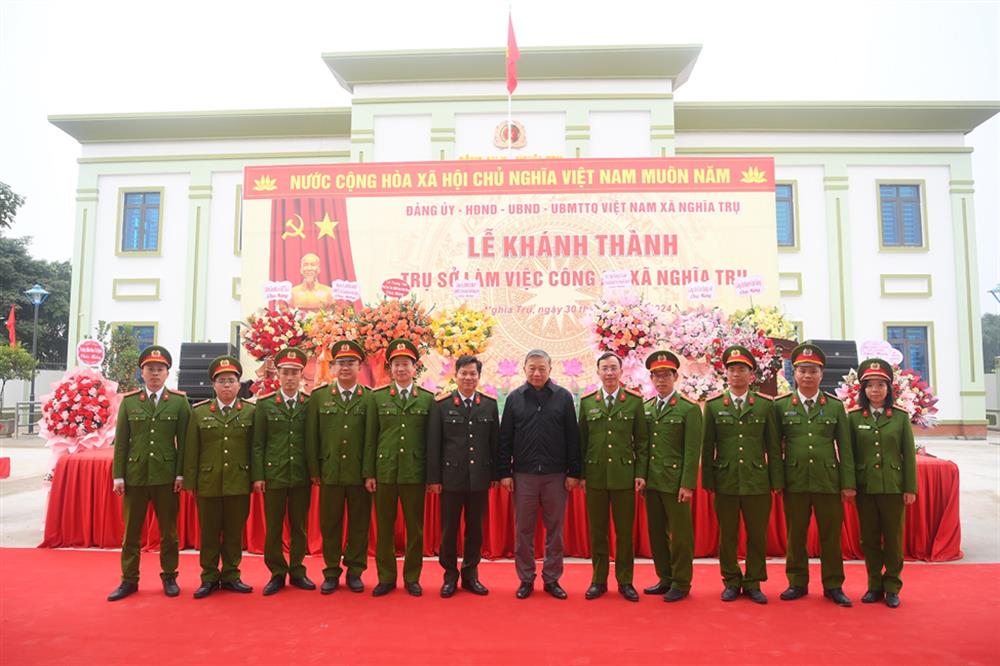 Bộ trưởng Tô Lâm chụp ảnh lưu niệm cùng cán bộ, chiến sĩ Công an xã Nghĩa Trụ. Ảnh: Cổng TTĐT Bộ Công an