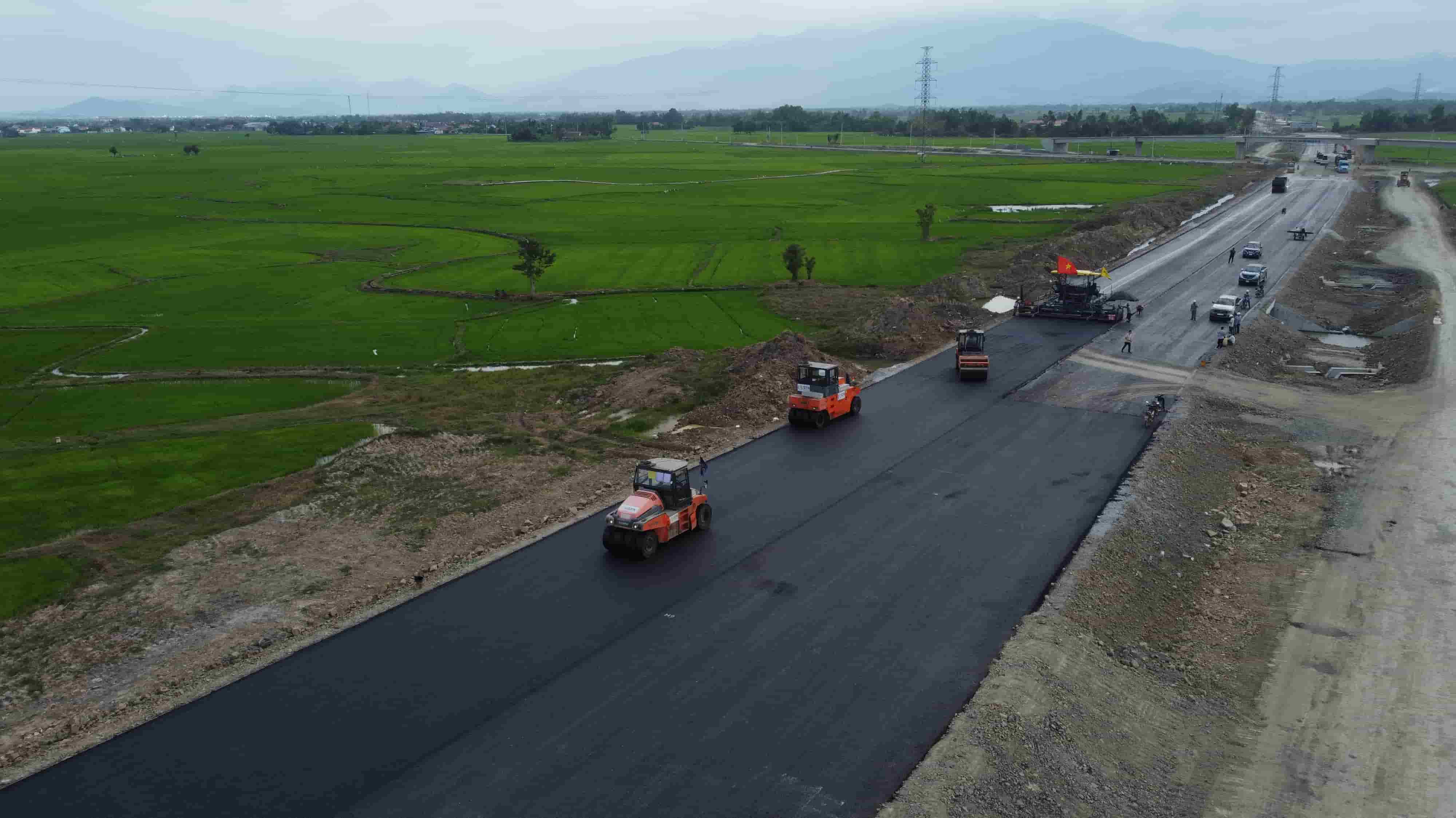 Ban QLDA 7 (Bộ GTVT) - chủ đầu tư cao tốc Vân Phong – Nha Trang, với sự chỉ đạo quyết liệt của UBND tỉnh, các huyện, thị xã và sự cố gắng của các chủ đầu tư tiểu dự án GPMB ở tỉnh Khánh Hòa, tới nay, các địa phương đã bàn giao mặt bằng được 99,6%.