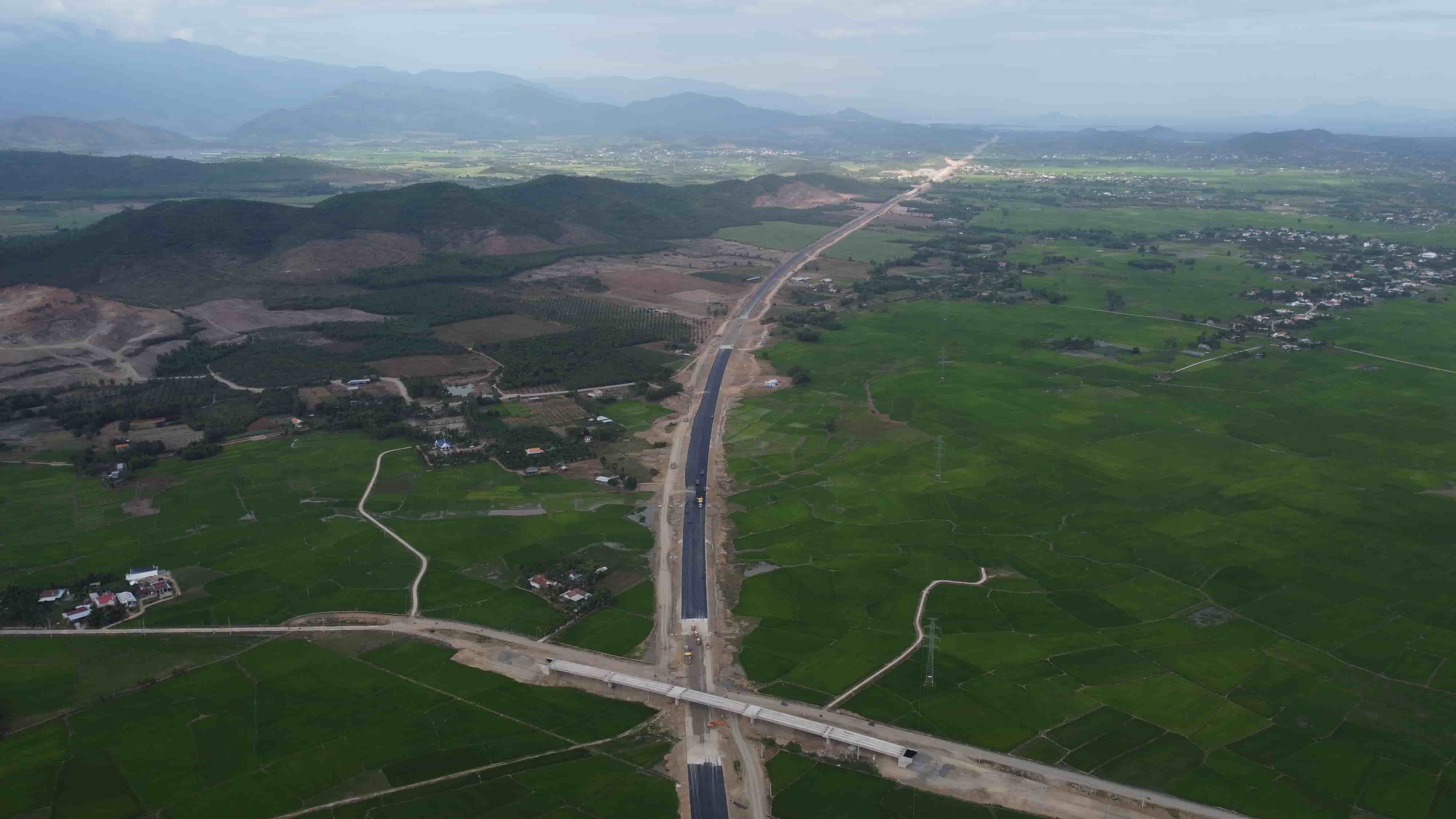 Dự án cao tốc Vân Phong - Nha Trang có tổng mức đầu tư hơn 11.808 tỉ đồng với tổng chiều dài tuyến khoảng 83,35 km được khởi công ngày 1.1.2023.