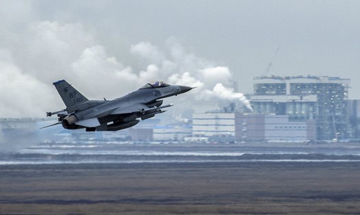 Một chiếc F-16 Fighting Falcon từ Phi đội tiêm kích số 8 cất cánh ở căn cứ không quân Kunsan, Hàn Quốc. Ảnh: Không quân Mỹ