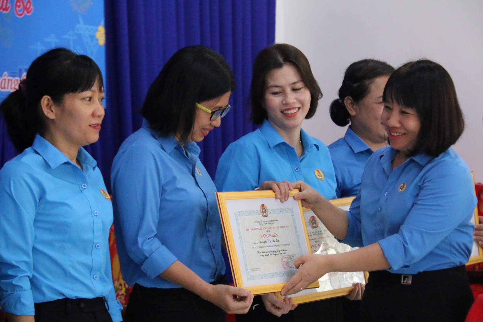 Lãnh đạo Công đoàn các KCN- KKT tặng bằng khen của LĐLĐ tỉnh cho các CĐCS xuất sắc năm 2023. Ảnh: Phương Linh