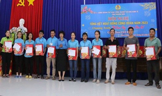 Công đoàn các Khu Công nghiệp - Khu Kinh tế tỉnh Khánh Hòa trao quà Tết Sum vầy cho 655 công nhân. Ảnh: Phương Linh