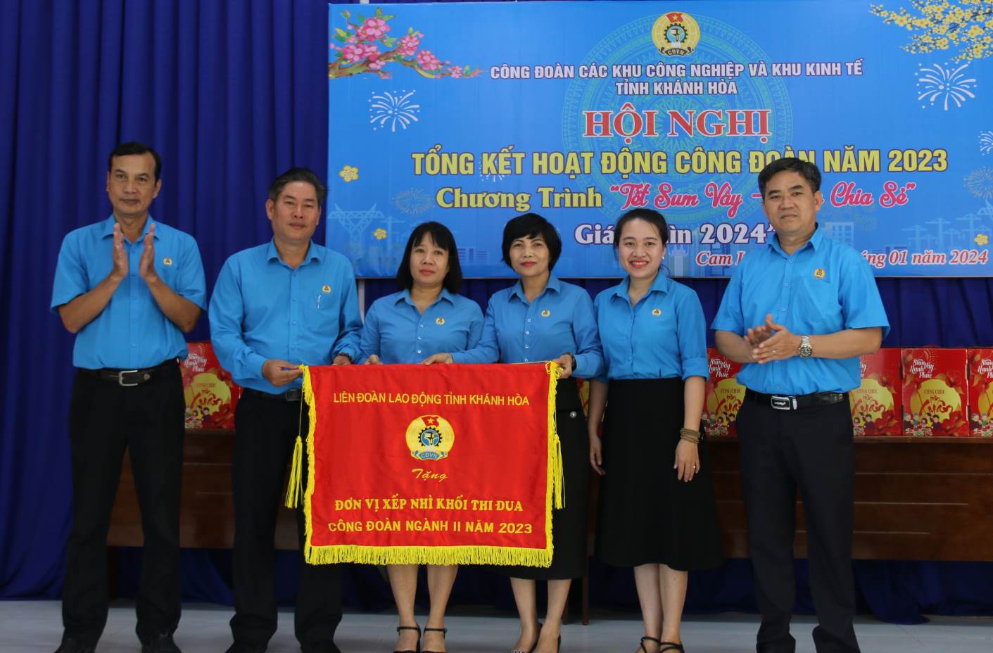 Lãnh đạo LĐLĐ tỉnh Khánh Hòa tặng cờ thi đua xuất sắc năm 2023 cho Ban Chấp hành Công đoàn các KCN-KKT tỉnh Khánh Hòa. Ảnh: Phương Linh