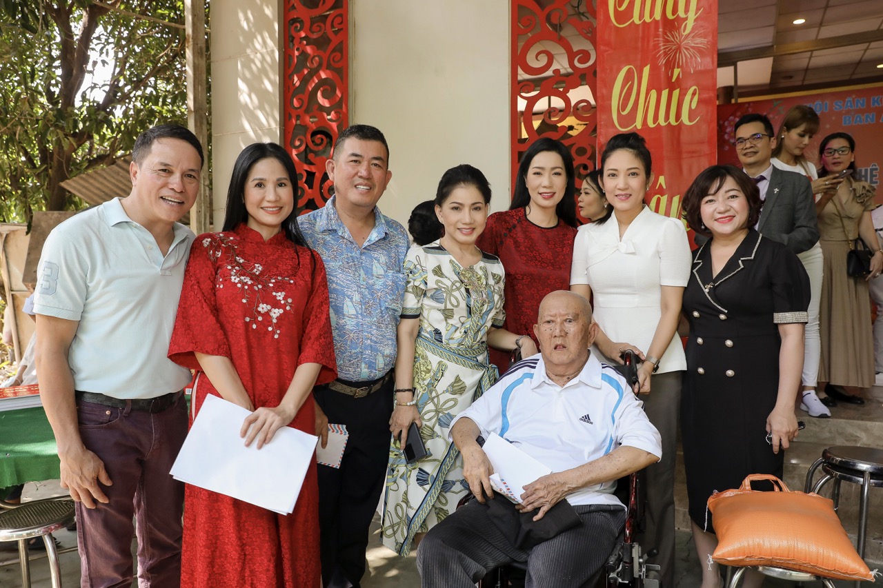 NSND Trịnh Kim Chi tự tay gói quà tặng các nghệ sĩ ở Viện dưỡng lão nghệ sĩ Quận 8, TPHCM. Ảnh: NSCC.