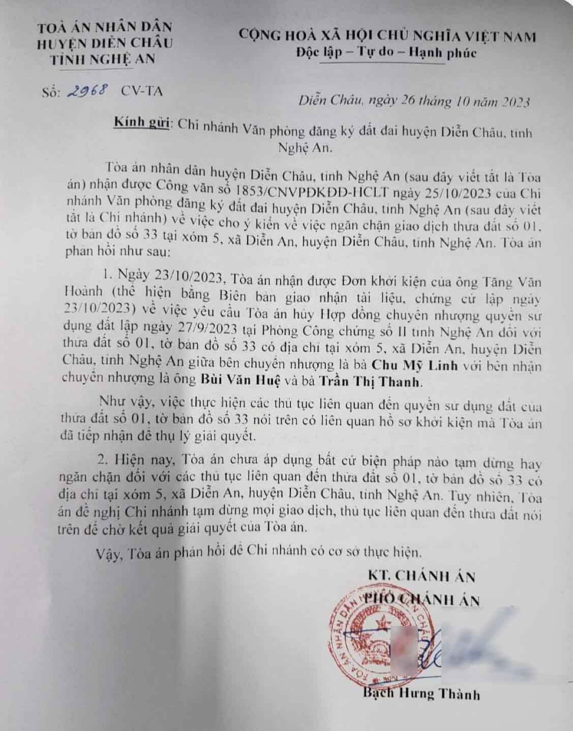 Công văn của TAND huyện Diễn Châu đề nghị tạm dừng giao dịch đối với thửa đất ông Bùi Văn Huệ nhận chuyển nhượng của bà Chu Mỹ Linh. Ảnh: Quang Đại 