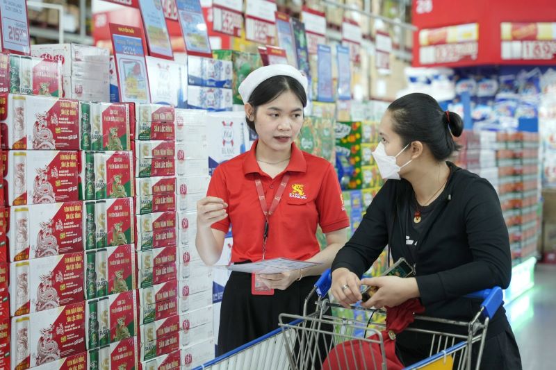 Hàng trăm nhân viên SABECO cũng ra quân hỗ trợ bán hàng tại hệ thống siêu thị trên cả nước. Ảnh: SABECO