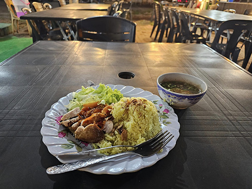 Bữa ăn đầu tiên ở Malaysia của Đăng Khoa. Ảnh: Nhân vật cung cấp
