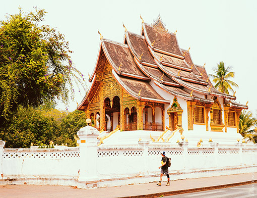 Bên ngoài Cung điện Hoàng gia ở Luang Prabang, Lào. Ảnh: Phạm Quang Tuân