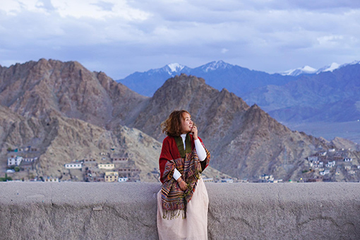 Nguyễn Khánh Hoàng Anh lang thang khám phá những tu viện cổ ở Ladakh, Ấn Độ. Ảnh: Mavis Vi Vu Ký