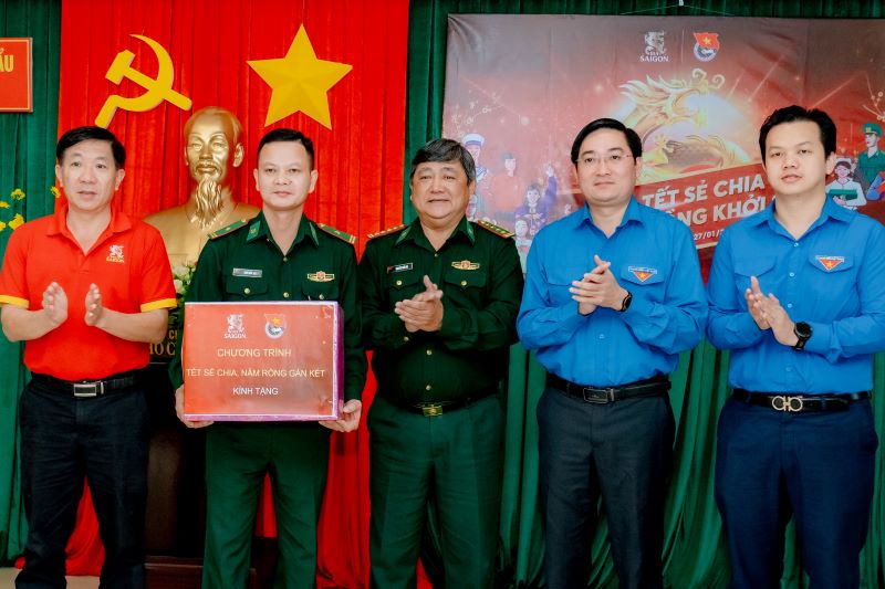 Đại diện các đơn vị trao quà cho Đồn Biên phòng Cửa khẩu Cảng Nha Trang. Ảnh: SABECO 