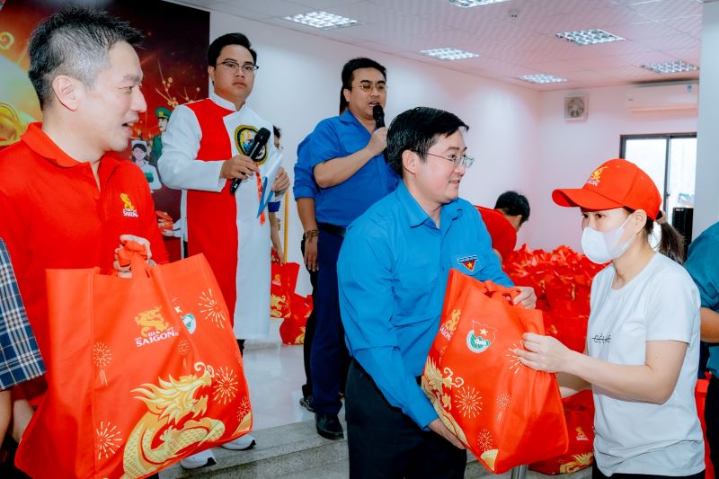 Chương trình cộng đồng “Tết sẻ chia, năm Rồng khởi sắc” do Bia Saigon phối hợp thực hiện cùng Đoàn TNCS Hồ Chí Minh tại Khánh Hòa đã trao 450 phần quà Tết trị giá 700.000 đồng/phần. Ảnh: SABECO 