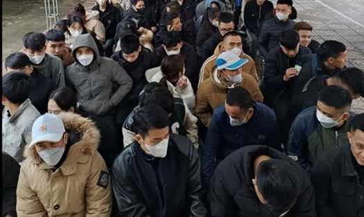 Hàng nghìn lao động tại Nghệ An ngồi chờ làm hồ sơ thi tiếng Hàn. Ảnh: Hải Đăng