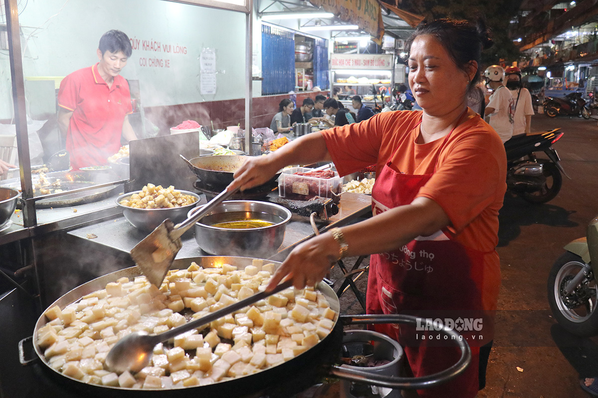 Chảo to đặt trước quán dùng chiên bột dự trữ để kịp phục vụ thực khách vào giờ cao điểm. Ảnh: Yến Nhi