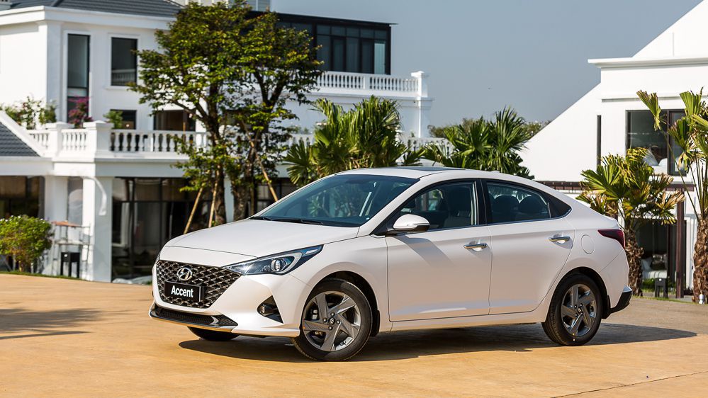 Hyundai Accent là chiếc sedan bán chạy chạy nhất phân khúc tính đến thời điểm hiện tại. Mẫu xe đến từ Hàn Quốc này sở hữu thiết kế bắt mắt, trẻ trung để khách hàng phải lựa chọn. Đồng thời, Hyundai Accent phù hợp với cả khách hàng dịch vụ và gia đình. Theo nhà sản xuất, Hyundai Accent có mức tiêu thụ nhiên liệu tốt ở mức 6,2L/100km. Hyundai Accent sở hữu động cơ Kappa 1.4L MPI cho công suất tối đa 100 mã lực tại 6.000 vòng/phút và mô-men xoắn cực đại 132Nm tại 4.000 vòng/phút, kết nối hộp số sàn hoặc tự động 6 cấp. Ảnh: TC Motor