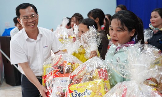 Hàng trăm suất quà Tết đến với bà con khó khăn ở Phú Yên. Ảnh: Thanh Thanh