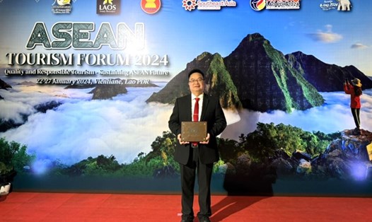 Ông Hoàng Vũ Thảnh - Chủ tịch UBND TP Vũng Tàu nhận giải thưởng Thành phố Du lịch sạch ASEAN 2024. Ảnh: UBND VT