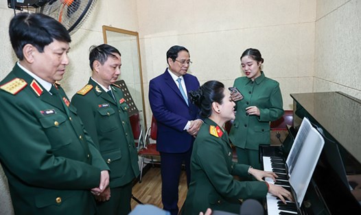 Thủ tướng Chính phủ Phạm Minh Chính thăm các phòng chức năng và trò chuyện với cán bộ, giảng viên, học viên, chiến sĩ Trường Đại học Văn hóa nghệ thuật Quân đội. Ảnh: Nhật Bắc

