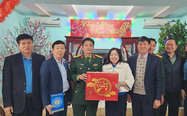 Phó Chủ tịch Tổng LĐLĐ Việt Nam tặng quà cán bộ, chiến sĩ Trung đoàn 36. Ảnh: Minh Hạnh 