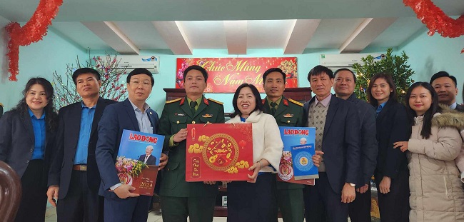 Phó Chủ tịch Tổng LĐLĐ Việt Nam - Thái Thu Xương chúc Tết cán bộ, chiến sĩ Trung đoàn 36. Ảnh: Minh Hạnh 