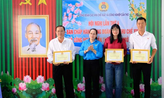 Chủ tịch Công đoàn các KCN&CX Cần Thơ Lê Thanh Thúy trao giấy khen cho các đơn vị. Ảnh: Mỹ Ly