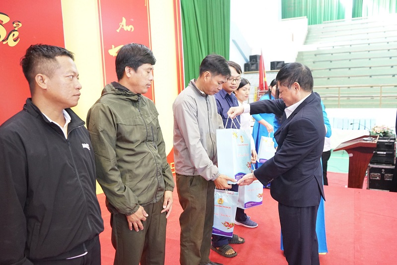 Phó Bí thư Tỉnh ủy Đắk Lắk - Phạm Minh Tấn tặng quà Tết cho đoàn viên, người lao động. Ảnh: Hồng Thủy