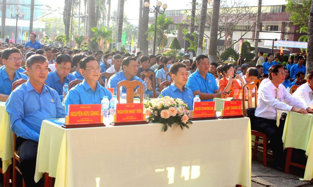 Đại biểu và đoàn viên, người lao động tại lễ khai mạc Tết sum vầy- Xuân chia sẻ tỉnh An Giang năm 2024. Ảnh: Lâm Điền