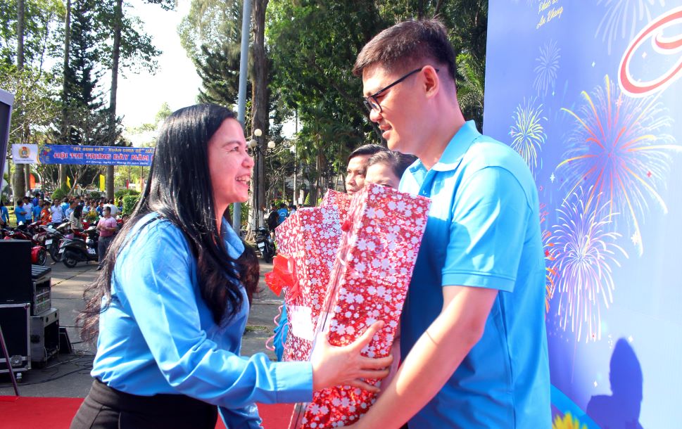 Phó Chủ tịch Thường trực LĐLĐ tỉnh An Giang Phan Thị Diễm trao quà tặng cho đoàn viên. Ảnh: Lâm Điền