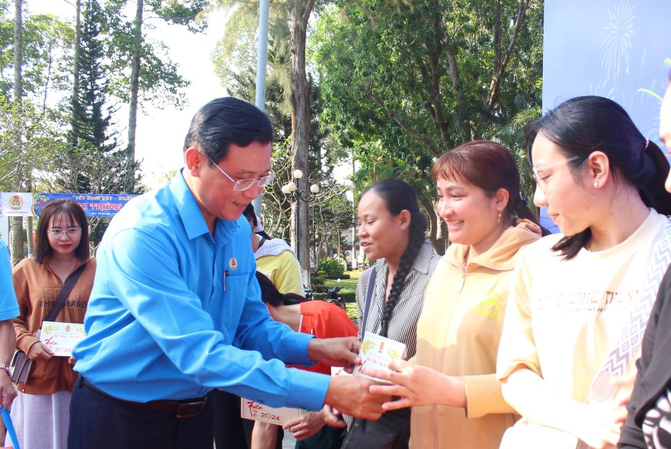 Phó Chủ tịch LĐLĐ tỉnh An Giang Nguyễn Nhật Tiến trao quà Tết sum vầy. Ảnh: Lâm Điền