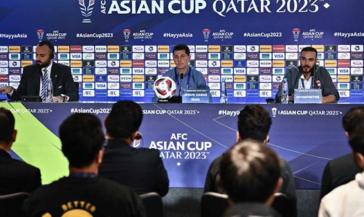Huấn luyện viên Casas trong phần họp báo sau trận thua của Iraq tại vòng 1/8 Asian Cup. Ảnh: AFC