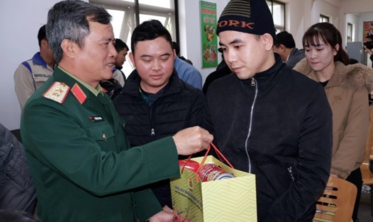 Trung tướng Nguyễn Hải Hưng trao quà Tết tặng công nhân lao động. Ảnh: Diệu Thuý