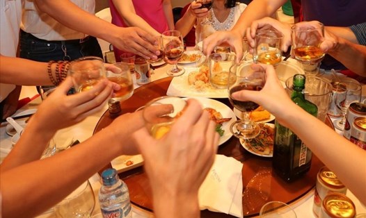 Người sử dụng rượu, bia, các chất kích thích gây mất trật tự công cộng có thể bị phạt tiền từ 1.000.000 đồng đến 2.000.000 đồng. Ảnh: Hải Nguyễn