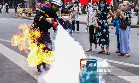 Cảnh sát dạy kỹ năng phòng cháy chữa cháy cho trẻ em ở phố đi bộ Hồ Gươm hồi tháng 4.2022. Ảnh: Nguyễn Long