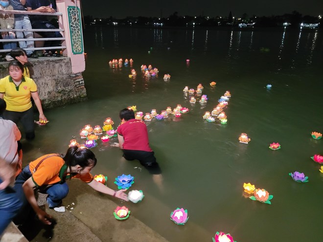 Đồng Nai bố trí ghe thu gom hoa đăng dưới sông trong lễ hội Chùa Ông