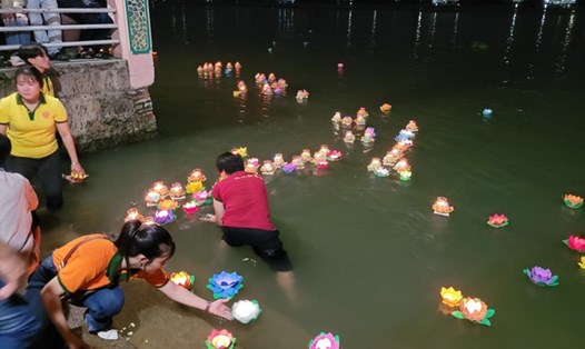 Thả đèn hoa đăng trên sông Đồng Nai cầu cho năm mới bình an, mọi người hạnh phúc. Ảnh: Hà Anh Chiến