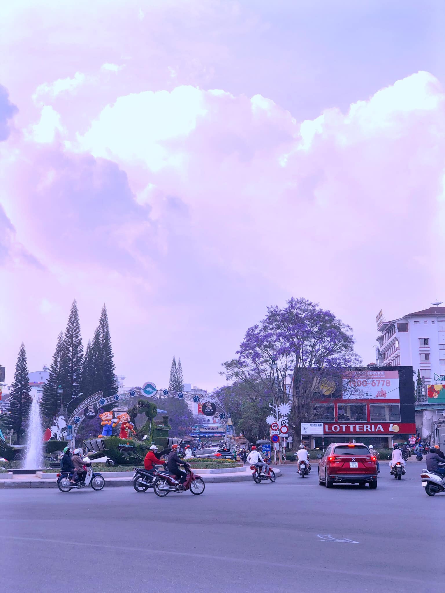 Ngày 30.12.2023, Đà Lạt được UNESCO công nhận là Thành phố sáng tạo âm nhạc. Ngoài đến các điểm vui chơi quen thuộc, du khách nên thử dành thời gian thưởng thức một show âm nhạc ngoài trời để thưởng thức trọn vẹn hoàng hôn cực đẹp tại đây. 