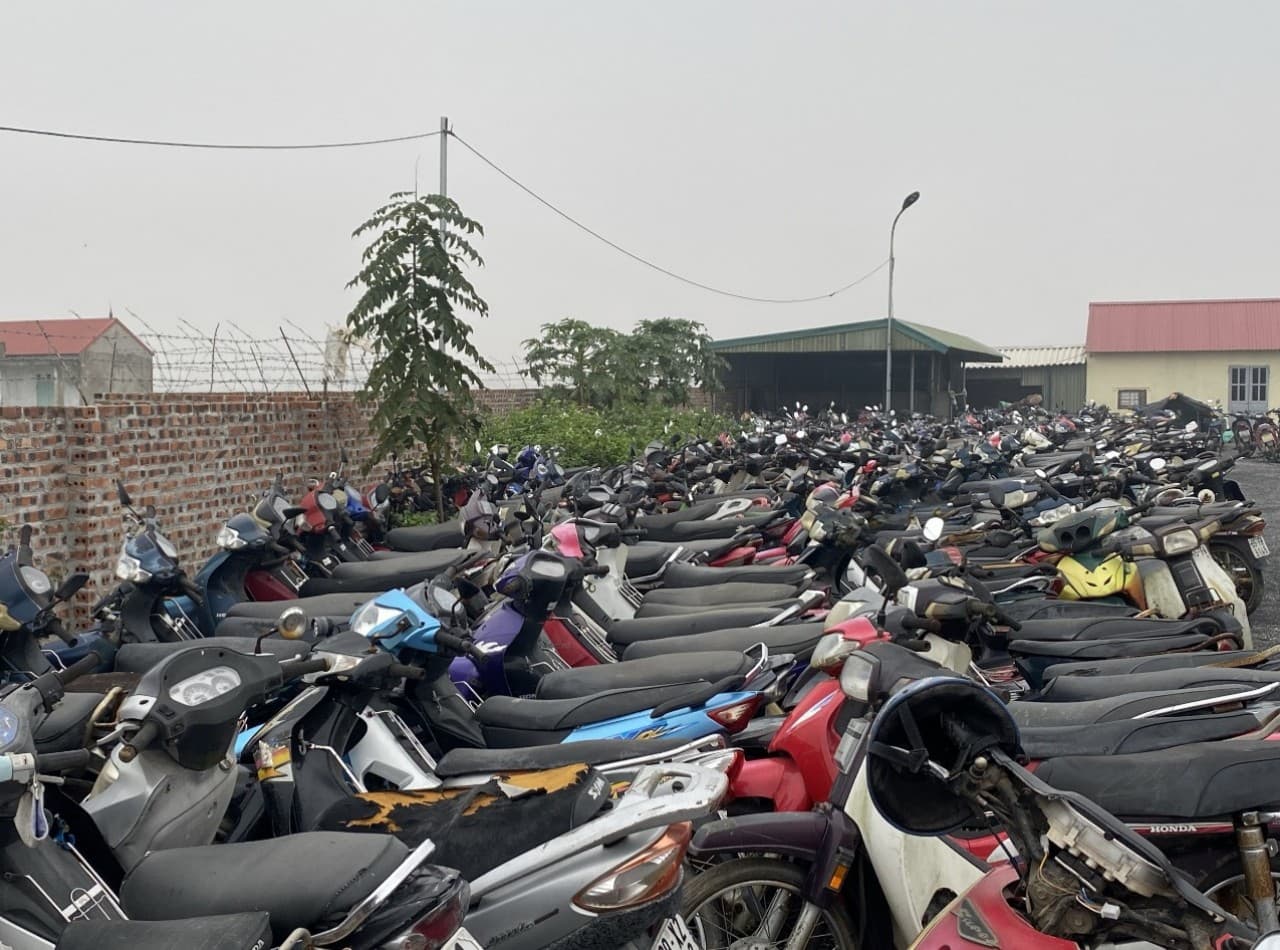 Hàng trăm phương tiện môtô tại Ninh Bình bị lực lượng chức năng tạm giữ đã quá thời hạn nhưng chủ phương tiện không đến nộp phạt để nhận về. Ảnh: Nguyễn Trường