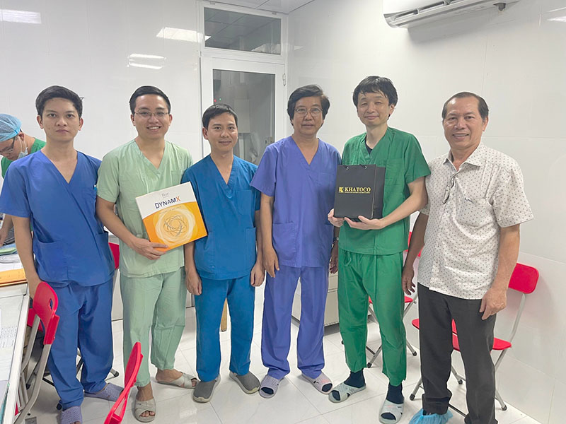 TS. BS Makoto cùng PGS. TS. BS Huỳnh Văn Thưởng và các bác sĩ tim mạch can thiệp tại BVĐK tỉnh Khánh Hòa đã thực hiện thành công 9 ca can thiệp mạch vành bằng công nghệ điều hợp sinh học. Ảnh: Anh Khoa