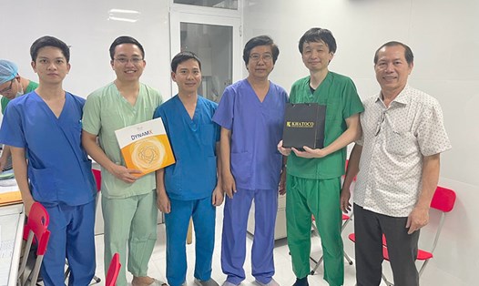 TS. BS Makoto cùng PGS. TS. BS Huỳnh Văn Thưởng và các bác sĩ tim mạch can thiệp tại BVĐK tỉnh Khánh Hòa đã thực hiện thành công 9 ca can thiệp mạch vành bằng công nghệ điều hợp sinh học. Ảnh: Anh Khoa