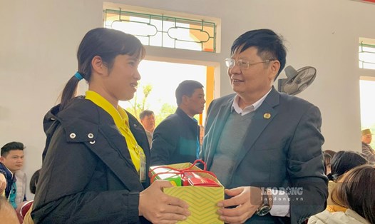 Phó Chủ tịch Tổng LĐLĐ Việt Nam Phan Văn Anh hỏi thăm CNLĐ. Ảnh: Lương Hà
