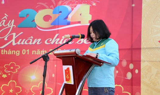Chị Nguyễn Thị Thu Hà – đoàn viên Công đoàn Công ty cổ phần X20 - xúc động phát biểu tại Tết Sum vầy. Ảnh: Minh Quý